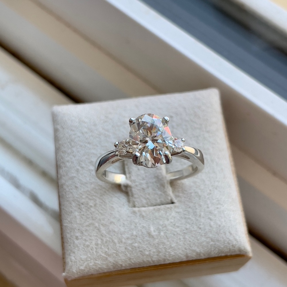 Gorgeous Oval cut moissanite ring - Picture 9 of 9